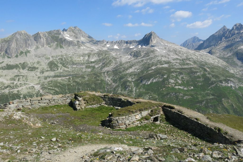 Passage du col fortifié à Pazolalücke à 2582m